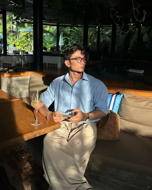 Vo Khanh Hung tampil dengan OOTD santai untuk ke pantai yang bergaya kasual dalam unggahan Instagram pribadinya.