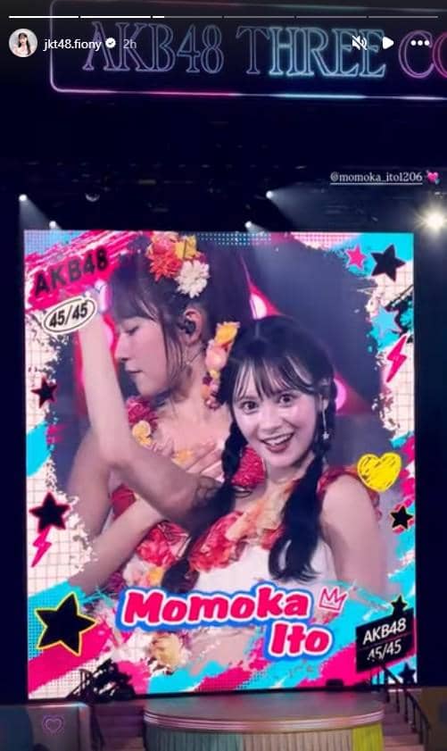 Para member JKT48 berpose bersama ketika menyaksikan konser Three Concepts Live AKB48 di Jepang.