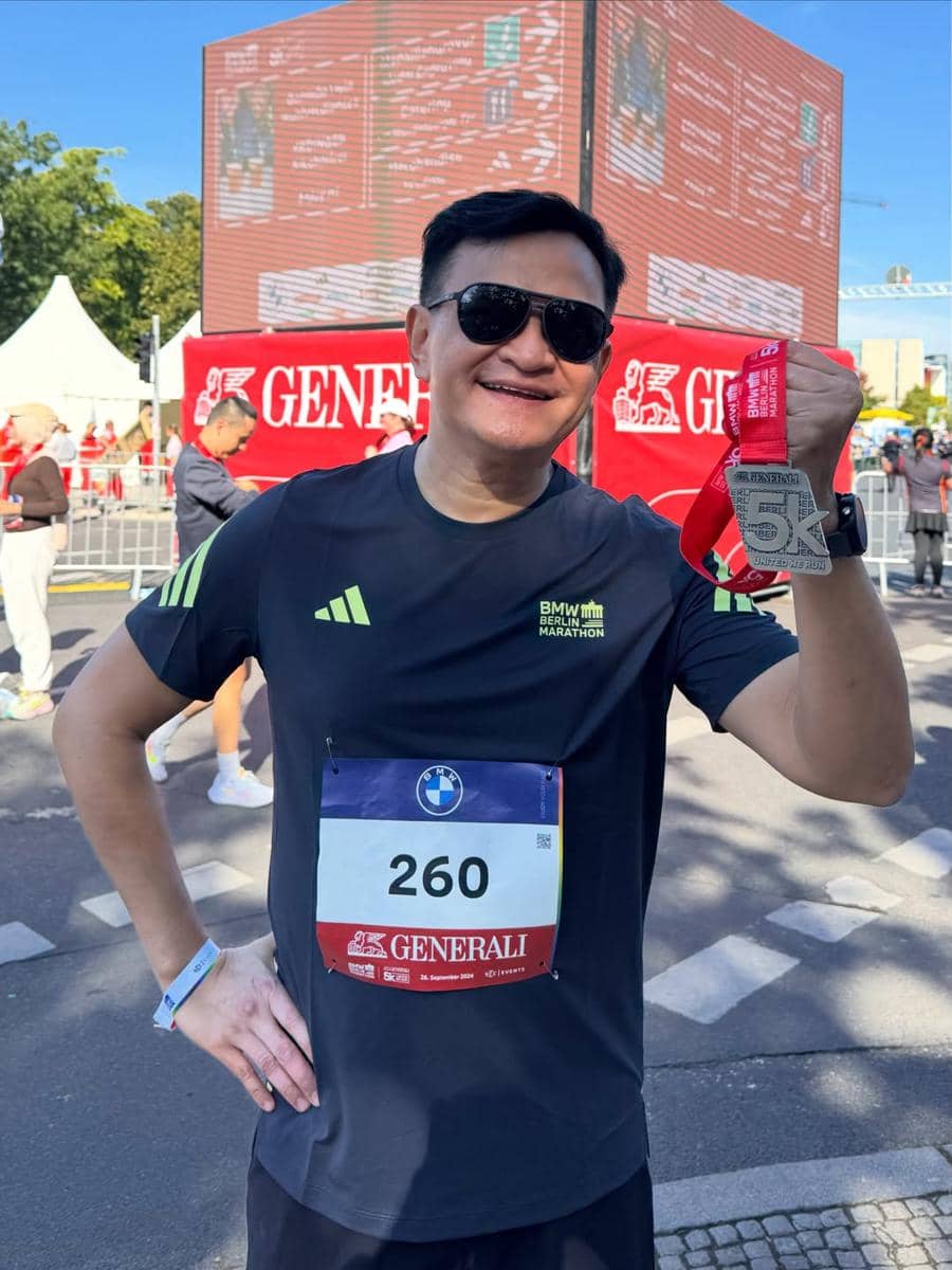 Seorang artis berpartisipasi dalam Berlin Marathon 2026, sebagaimana dibagikan melalui akun Instagram hedi_yunus.