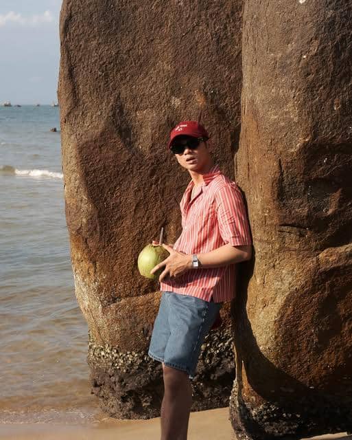 Vo Khanh Hung tampil dengan pilihan OOTD santai untuk pergi ke pantai dalam unggahan Instagram pribadinya.