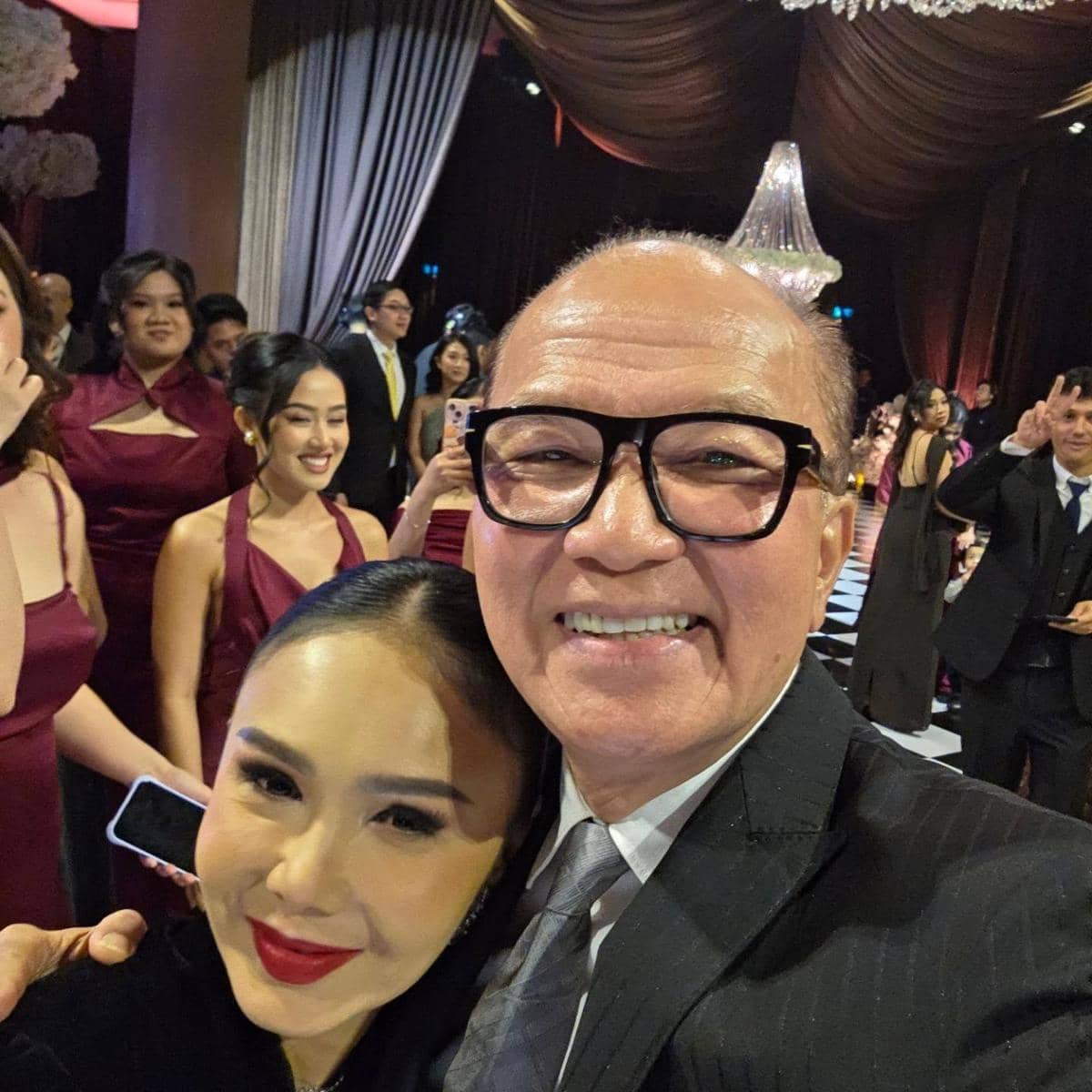 Sejumlah tamu artis berpose bersama dalam acara pernikahan Axel Matthew, mengenakan busana formal di area resepsi.