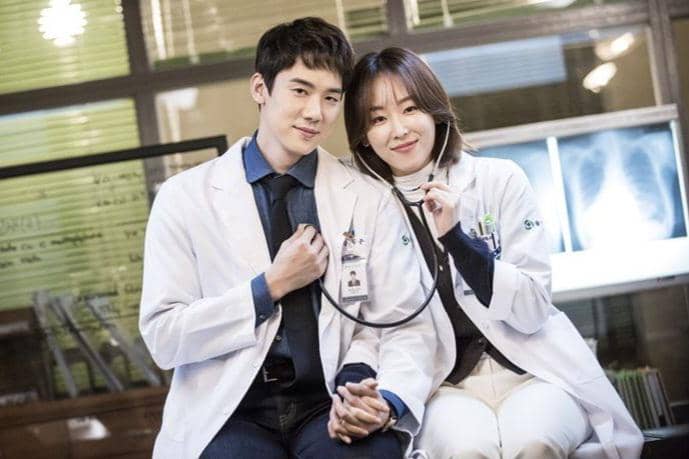 Yoo Yeon Seok dan Seo Hyun Jin tampil sebagai dokter dalam drama Korea Dr. Romantic dari stasiun SBS.