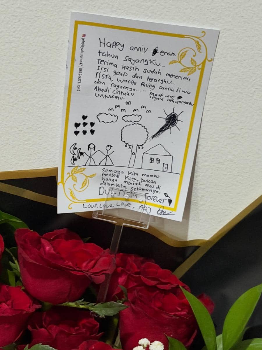 Tissa Biani dan Dul Jaelani berpose mesra bersama dalam perayaan anniversary keenam hubungan mereka.