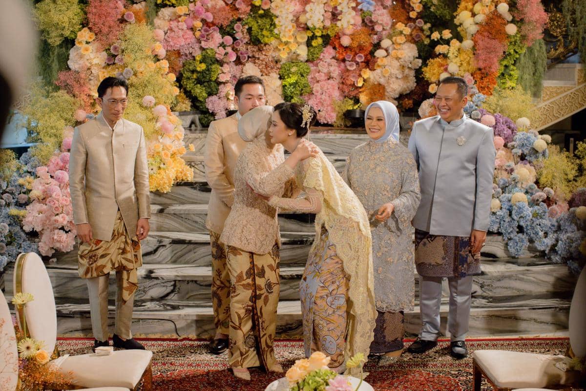 Abe Hoed dalam momen lamaran yang dibagikan Melly Goeslaw melalui akun Instagramnya di media sosial.