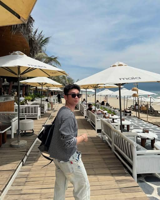 Vo Khanh Hung tampil dengan OOTD kasual untuk pergi ke pantai dalam unggahan di akun Instagram pribadinya.