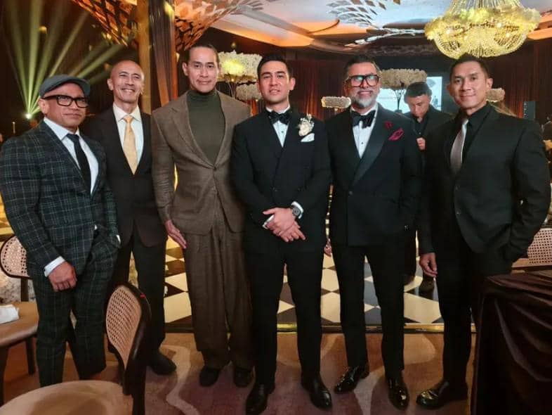 Para tamu artis menghadiri pernikahan Axel Matthew dan berpose bersama, diunggah oleh Ade Rai di Instagram.