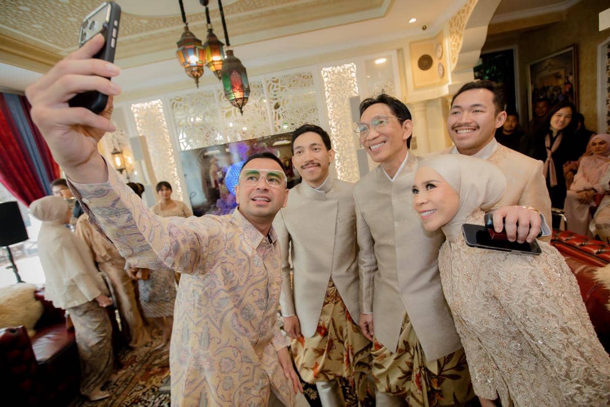 Momen lamaran Abe Hoed, anak Melly Goeslaw, dalam unggahan yang dibagikan melalui akun Instagram Melly Goeslaw.