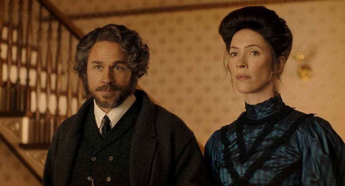 Charlie Hunnam dan Rebecca Hall dalam Monster: The Lizzie Borden Story
