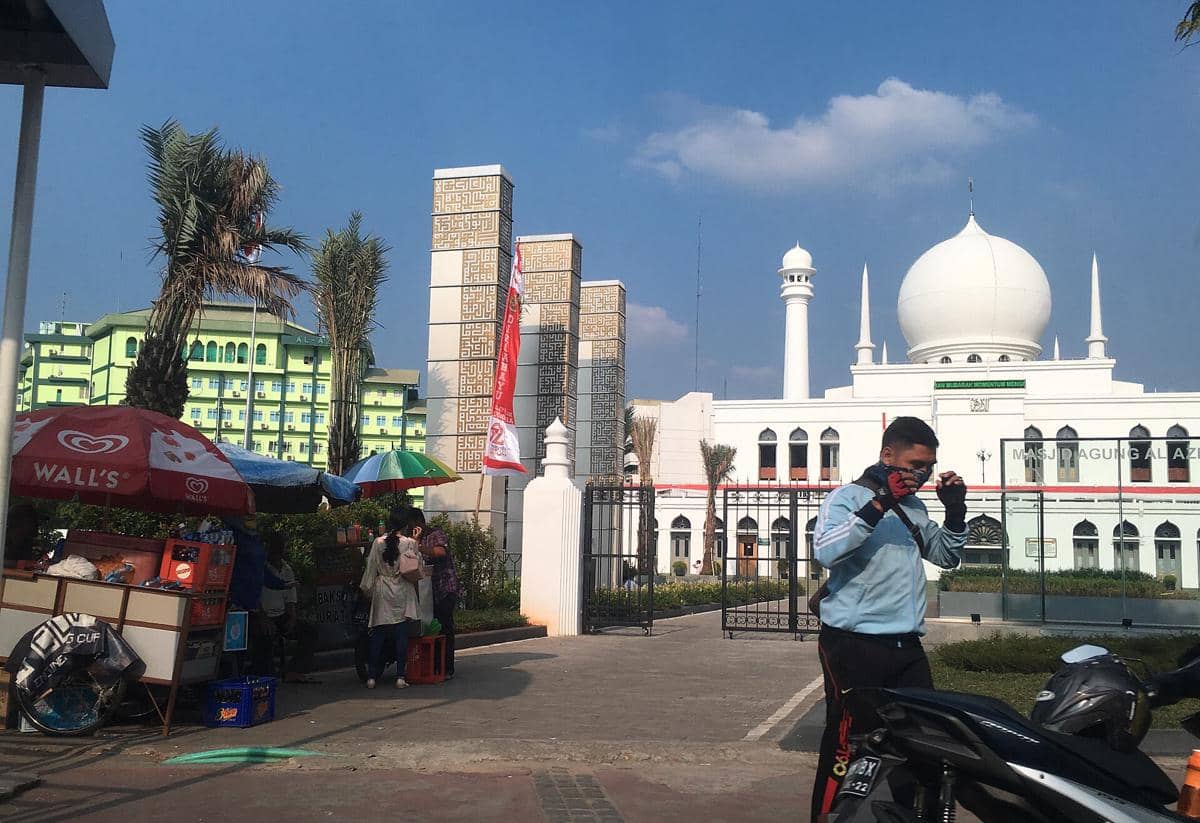Gerbang masuk Masjid Agung Al-Azhar di Jakarta dengan bangunan masjid yang dikelilingi pepohonan.