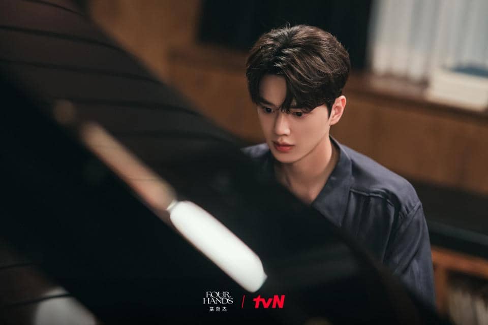 Cuplikan adegan drama Korea Four Hands, Two Sonatas dalam dokumentasi resmi tvN untuk serial tersebut.
