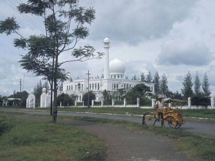 Masjid Agung Al-Azhar tampak dari jalan dengan kubah dan menara pada tahun 2001.