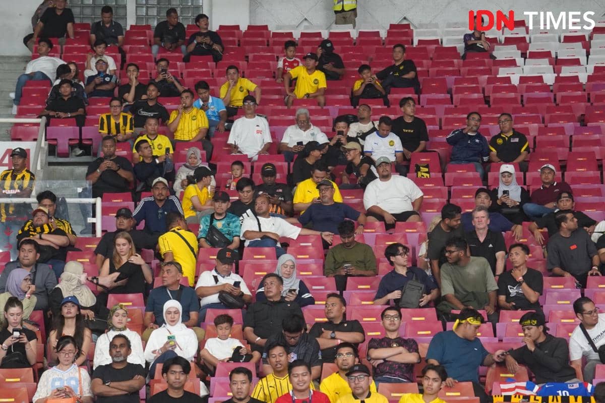 Polisi Kawal Suporter Malaysia Keluar Dari Tribune GBK