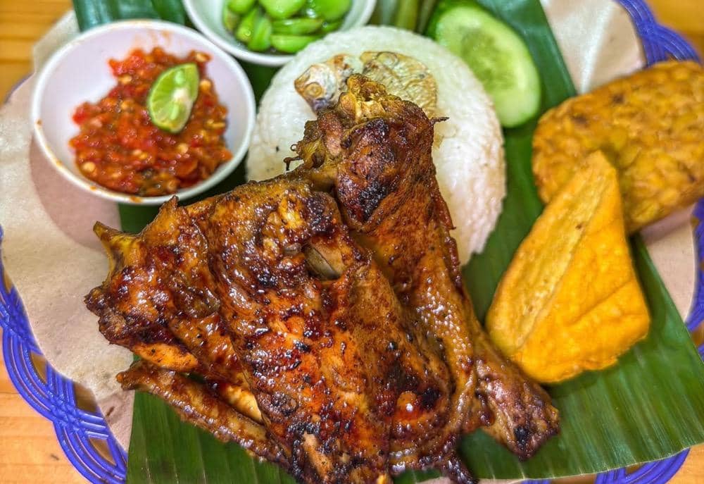 Nasi tempong dan ayam bakar
