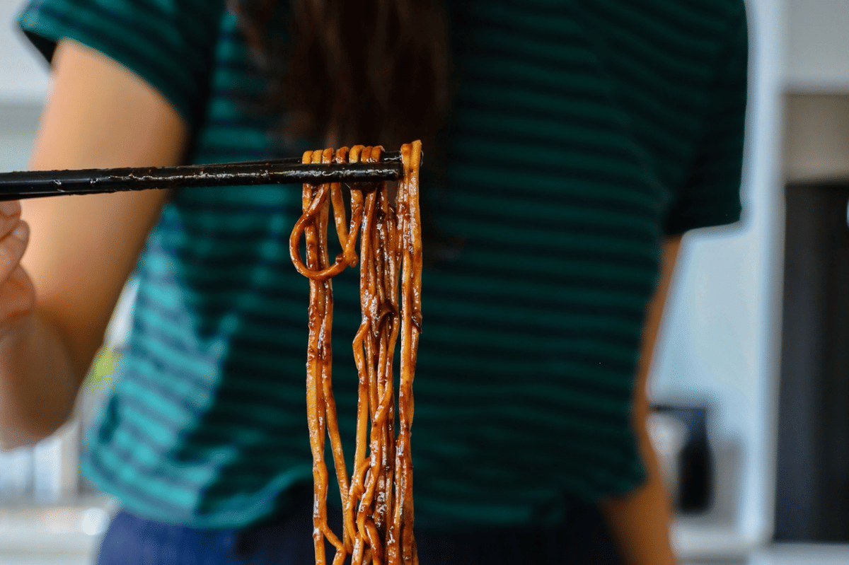Ilustrasi mi goreng kecap ala Kanton yang disajikan di atas piring sebagai pilihan hidangan mi untuk disantap.