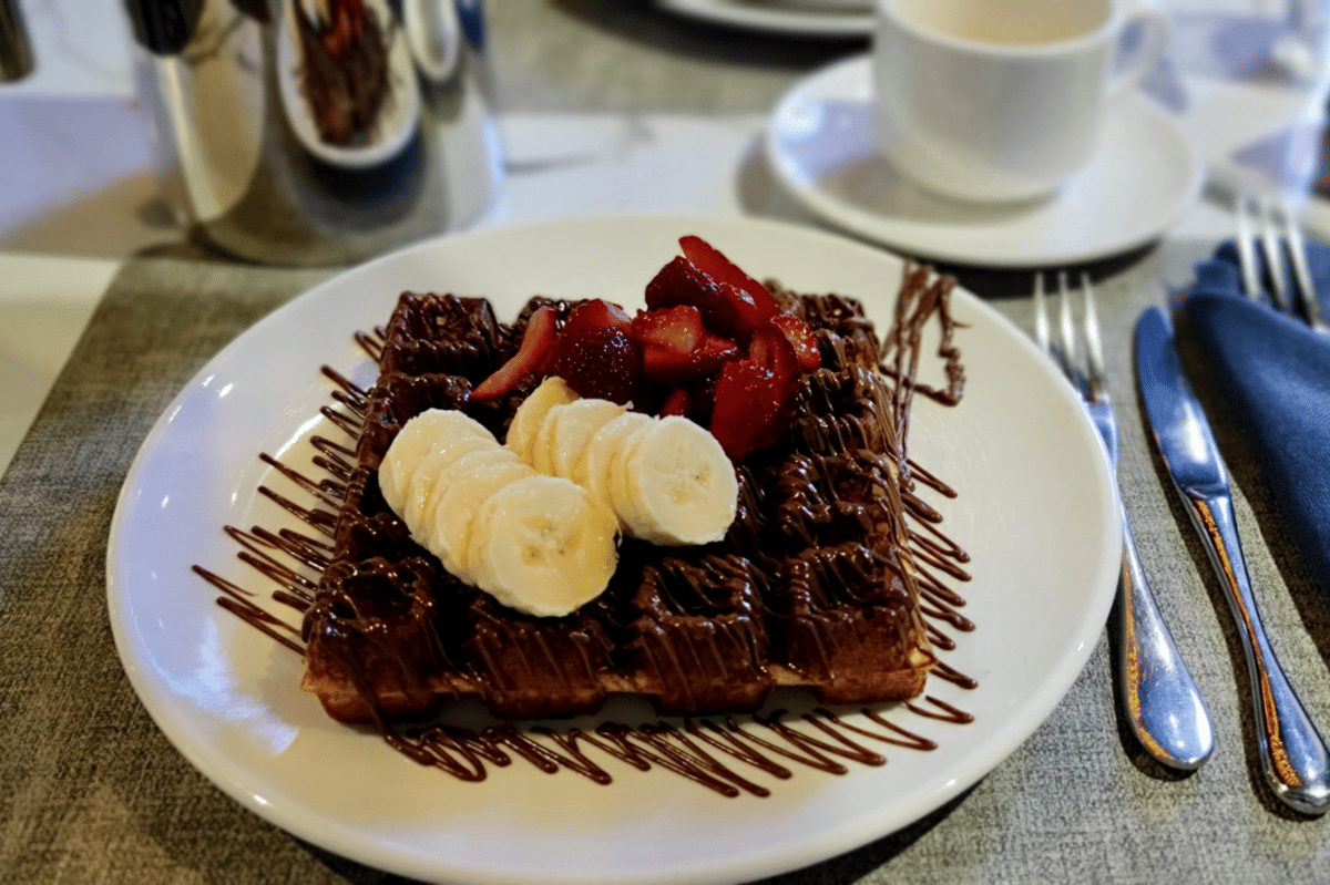 ilustrasi sajian waffle cokelat