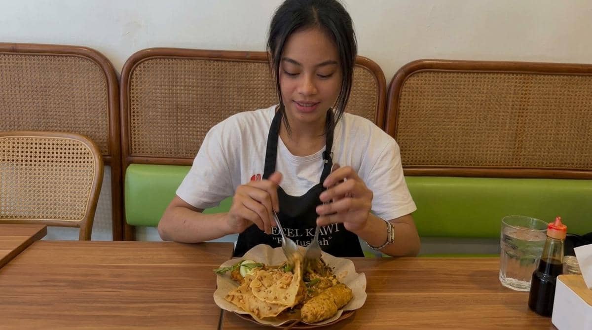 makan pecel di Pecel Kawi Hj. Musilah