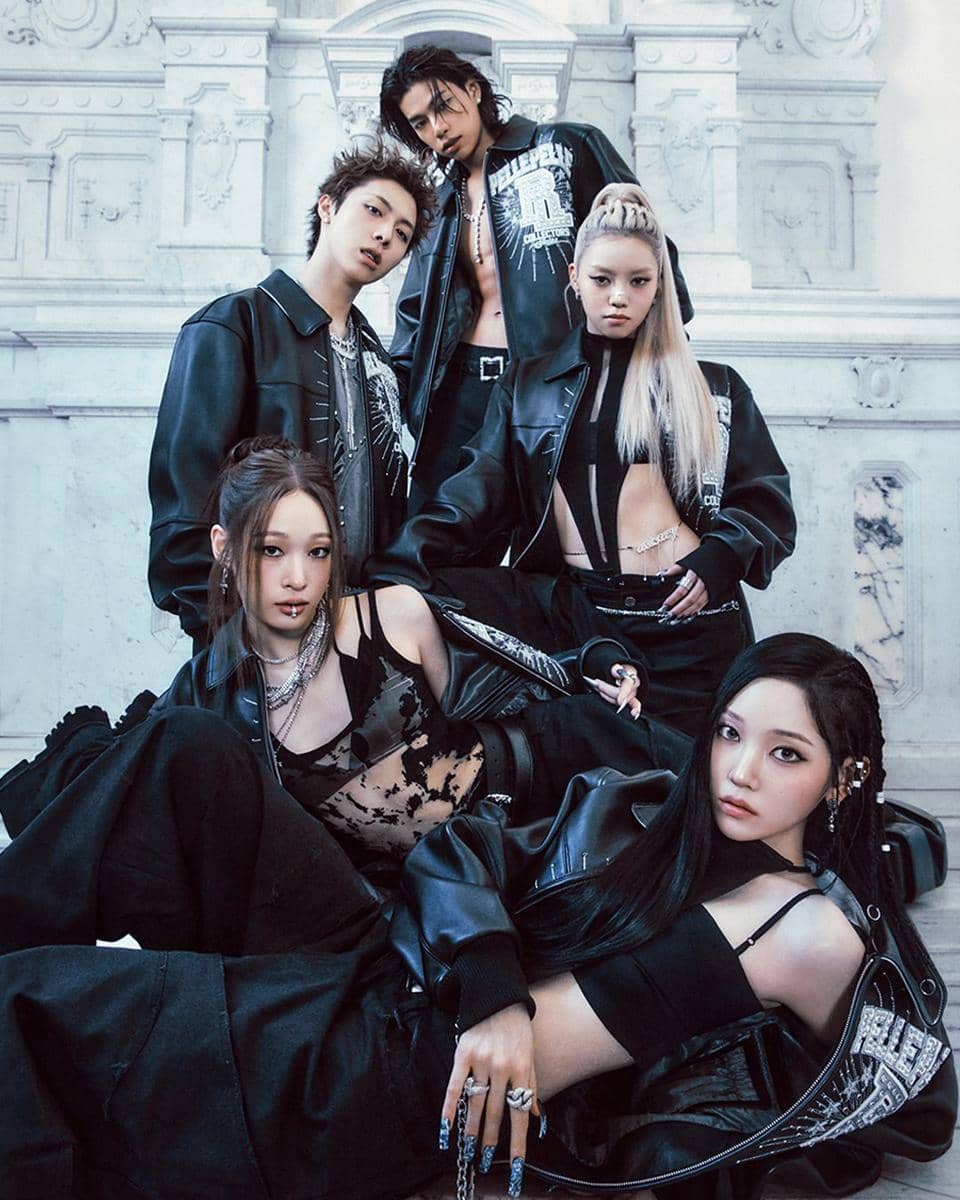 Potret grup ALLDAY PROJECT dari akun X resmi mereka, menampilkan para anggota yang berpose bersama dalam satu bingkai.