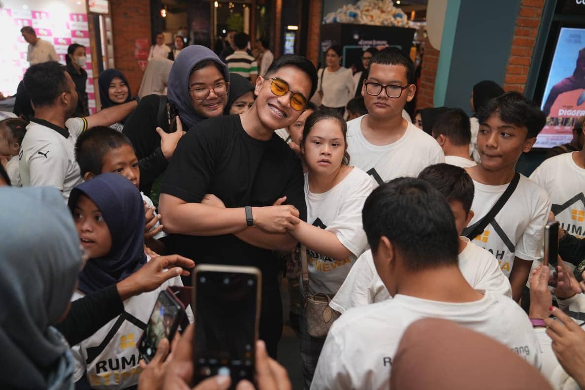 Kaesang dan DPP PSI Ajak Anak-anak Difabel Nobar Film Istimewa