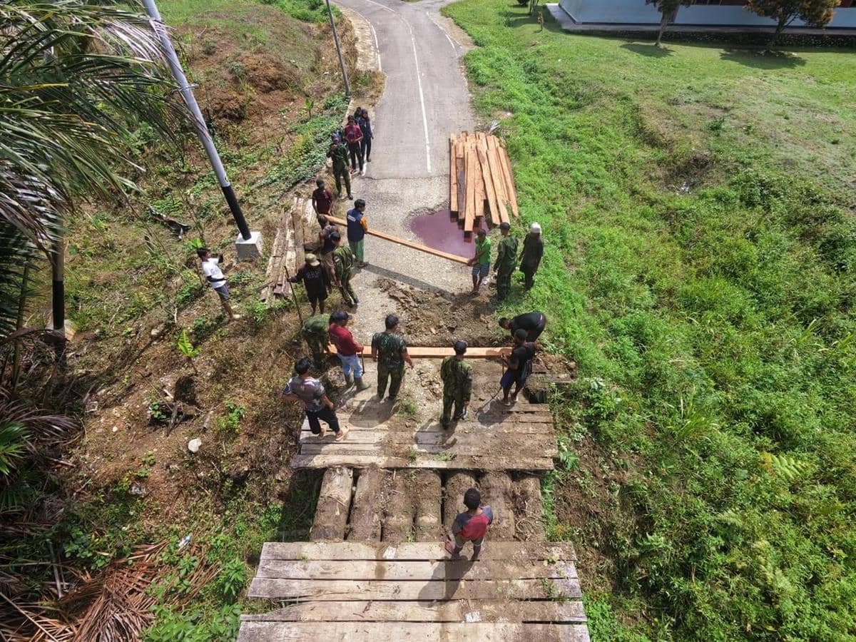 Tim Ekspedisi Patriot Undip Perbaiki Jembatan Darurat di Keerom