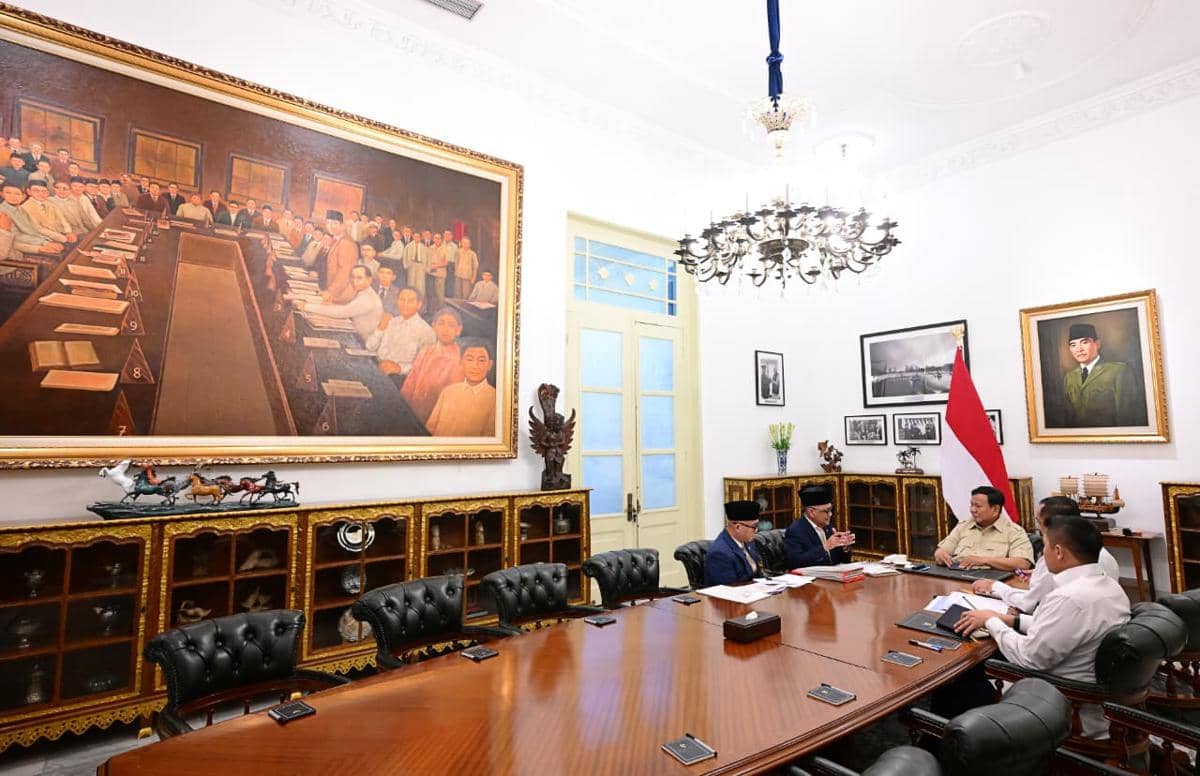 Presiden Prabowo Subianto rapat terbatas membahas biaya haji 2027 (dok. Sekretariat Presiden)