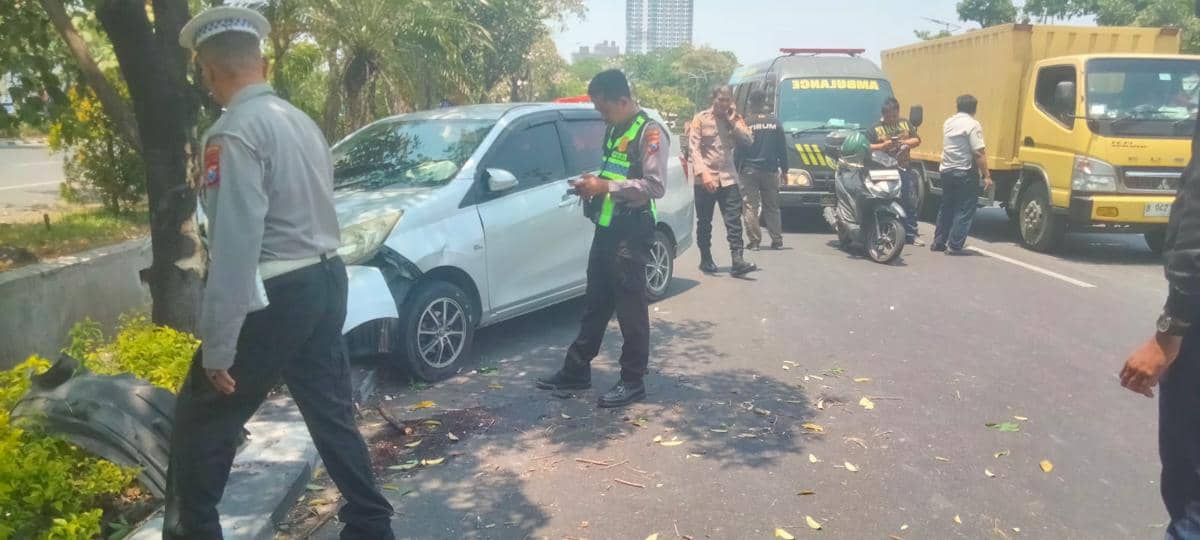 Toyota Calya Hantam Pohon lalu Terguling Dekat Polda Jatim