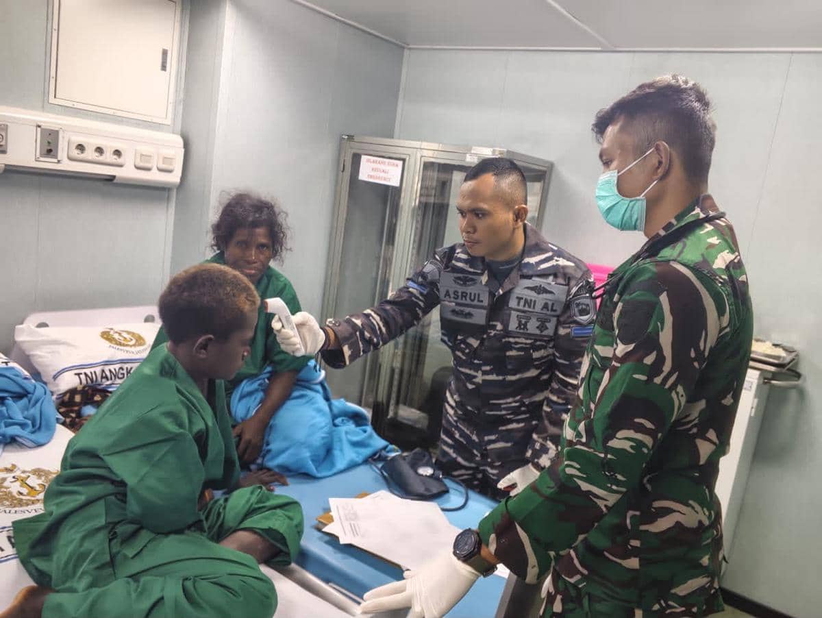 Kapal RS TNI AL Evakuasi 11 Warga PNG yang Terapung di Laut Pasifik