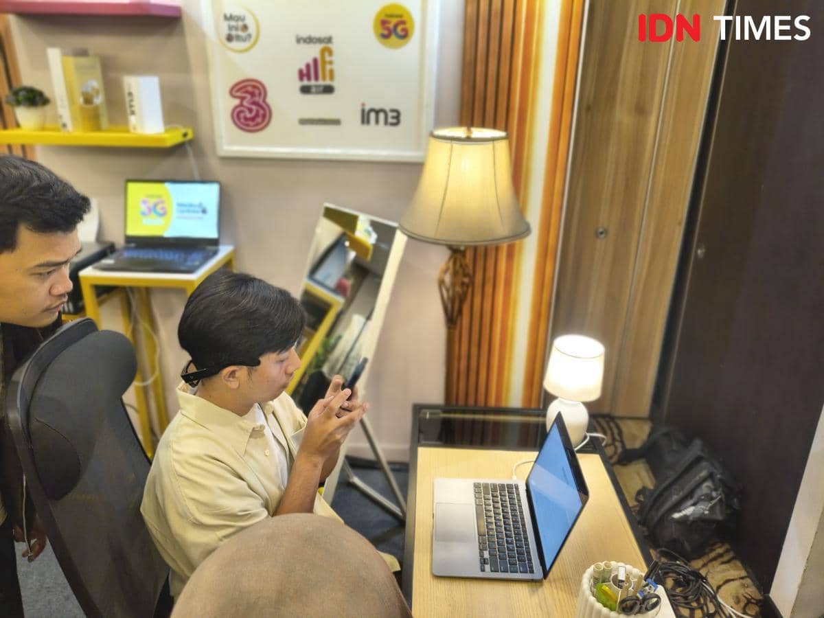 Ilustrasi aktivitas bekerja dari rumah melalui koneksi 5G dalam acara Indosat 5G Experience pada 27 September 2026.