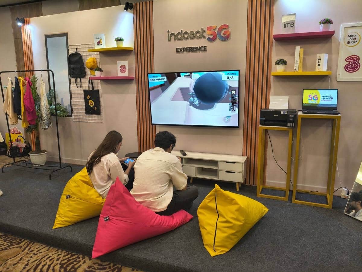 Peserta mencoba pengalaman bermain game dalam acara Indosat 5G Experience pada Minggu, 27 September 2026.