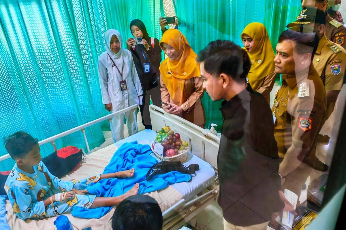 Gibran Cek Langsung Kondisi Siswa Bawang Batang Korban Keracunan MBG