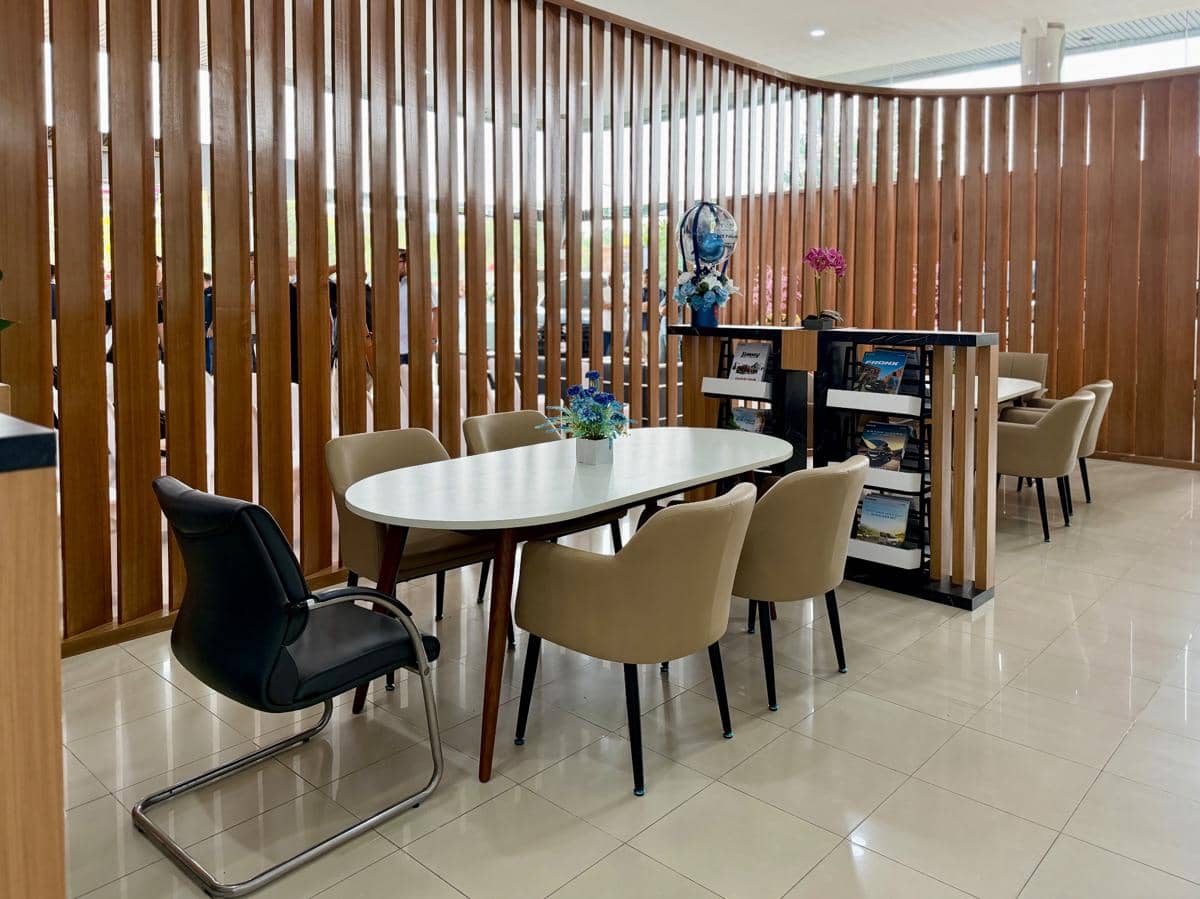 Konsep desain bergaya modern dengan penekanan pada fungsi tinggi dan prinsip ramah lingkungan pada elemen tampilannya.