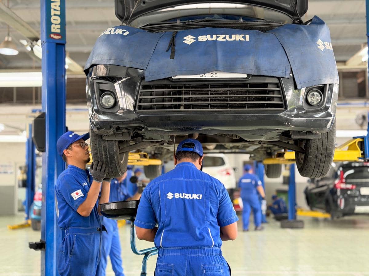 Area servis kendaraan Suzuki BIT Pulo Gadung dengan deretan mobil yang sedang menjalani pemeriksaan di bengkel.