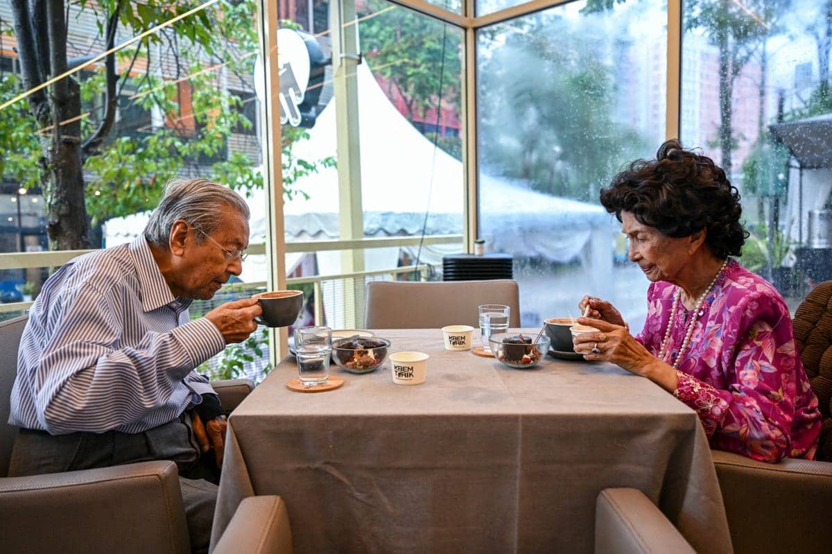 Istri Mahathir Mohamad Meninggal Dunia di Usia 100 Tahun