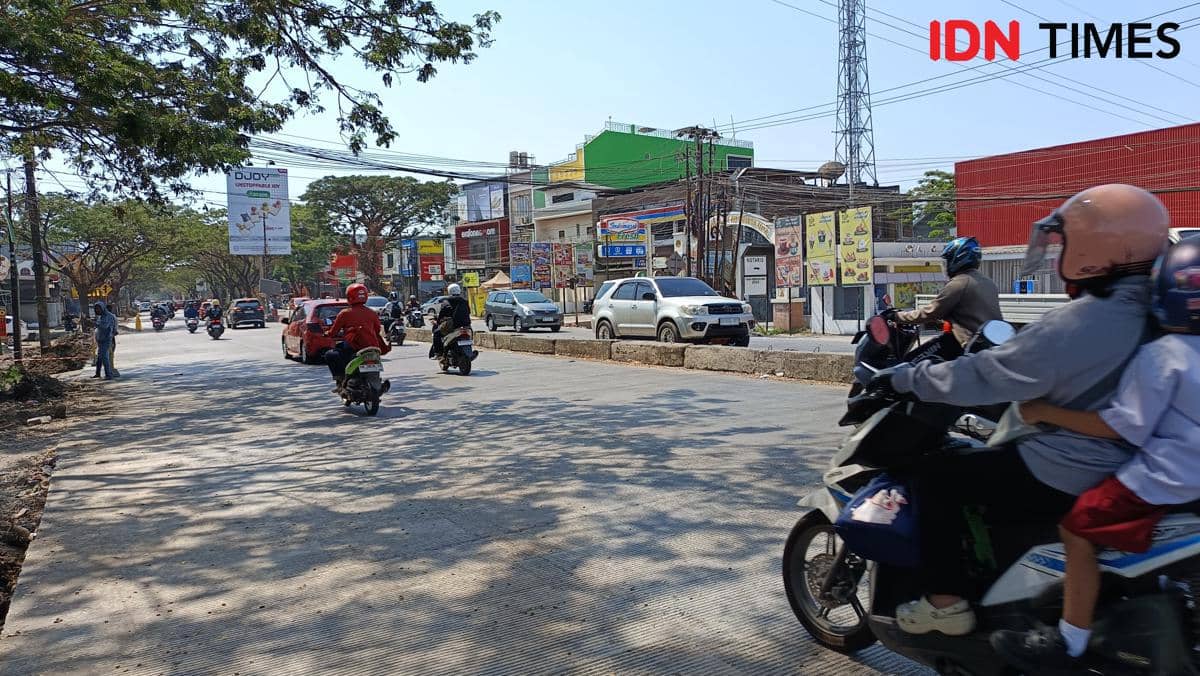 Seorang pengendara sepeda motor melintas di ruas Jalan Aroepala, Makassar, pada Senin, 28 September 2026.