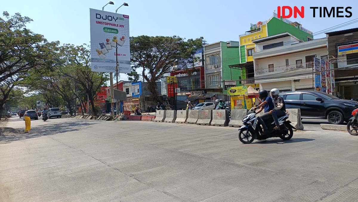 Seorang pengendara melintas di ruas Jalan Aroepala, Makassar, pada Senin, 28 September 2026 di kawasan kota.