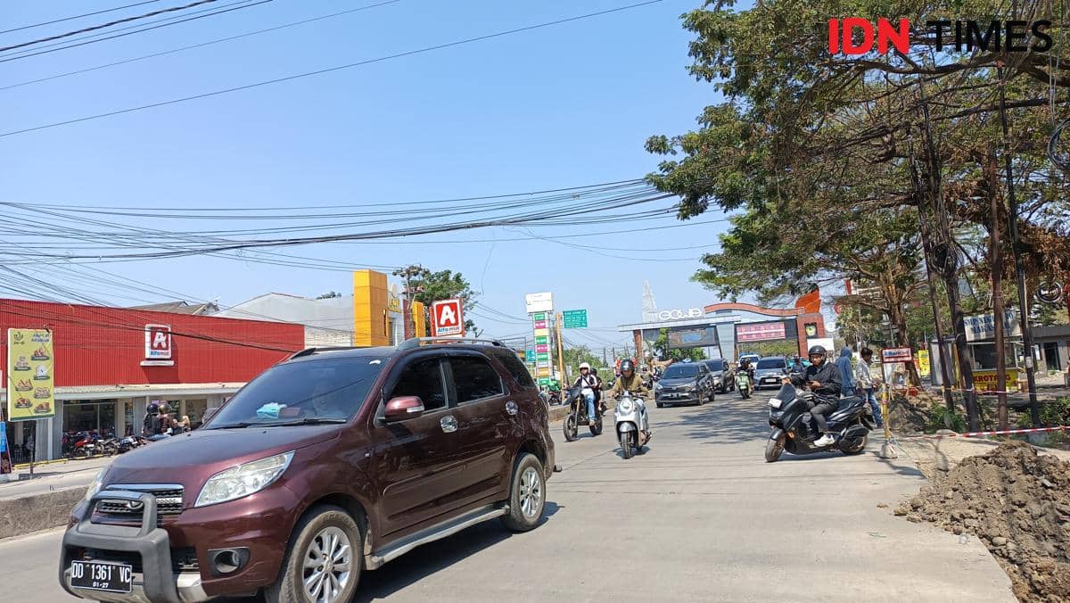 Seorang pengendara sepeda motor melintas di ruas Jalan Aroepala, Makassar, pada Senin, 28 September 2026.