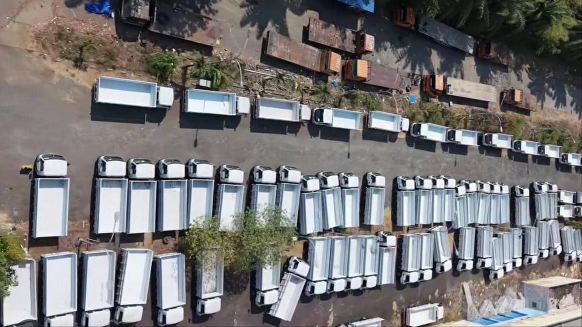 Sejumlah Mobil Operasional Kopdes Terparkir di Area Mall GTC Makassar