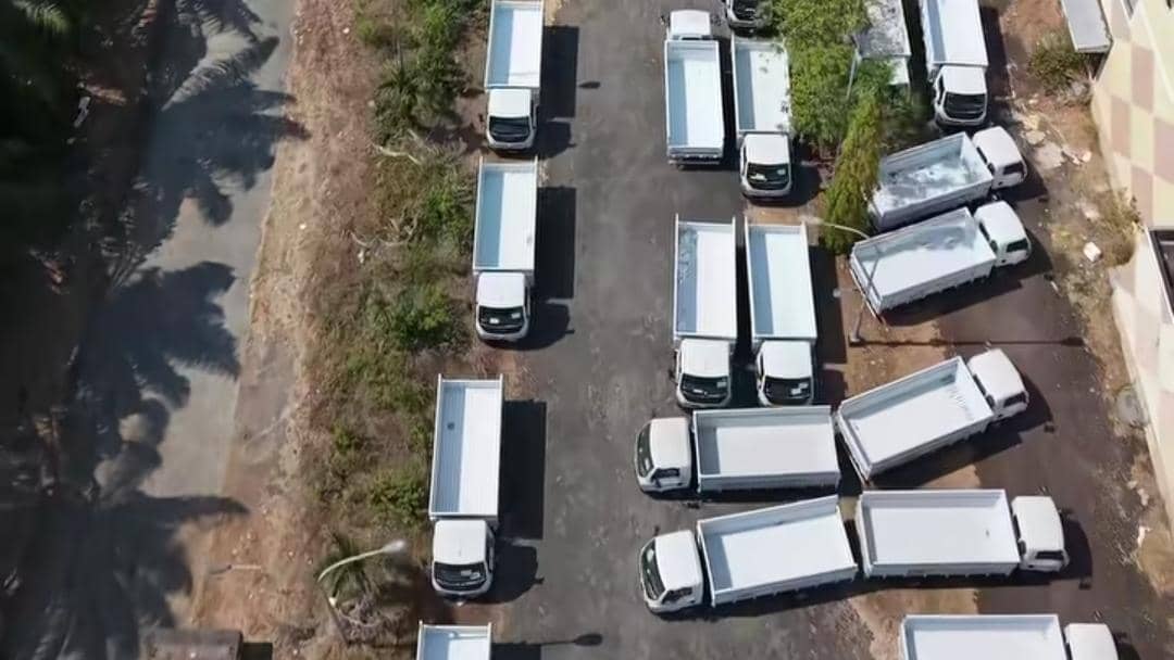 Deretan mobil pikap yang disebut armada operasional Koperasi Desa Merah Putih terparkir di area Mal GTC Makassar.