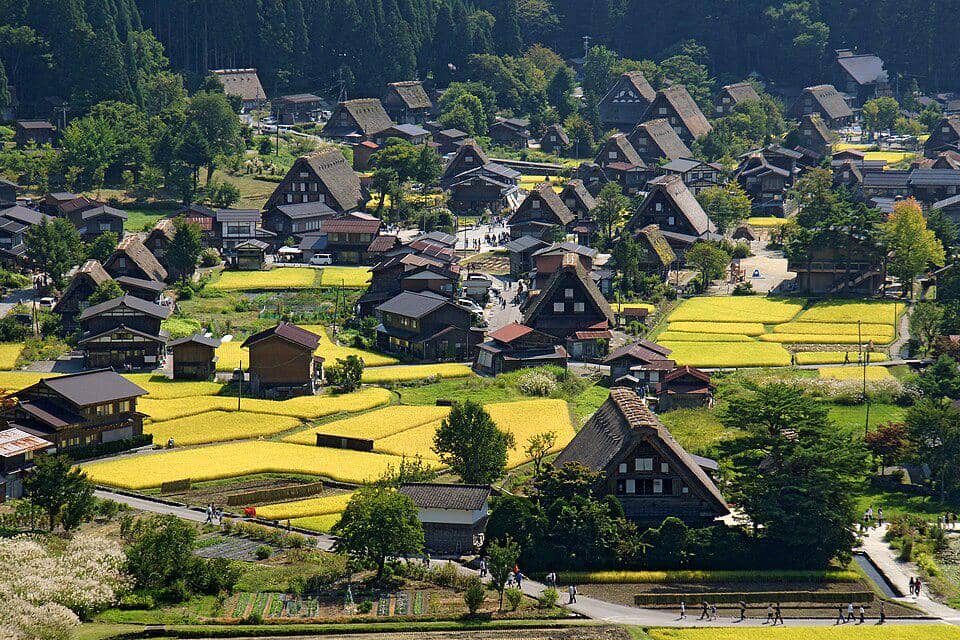 Panorama kawasan Shirakawa-go di Gifu, Jepang, dalam potret lanskap permukiman tradisional di pegunungan.