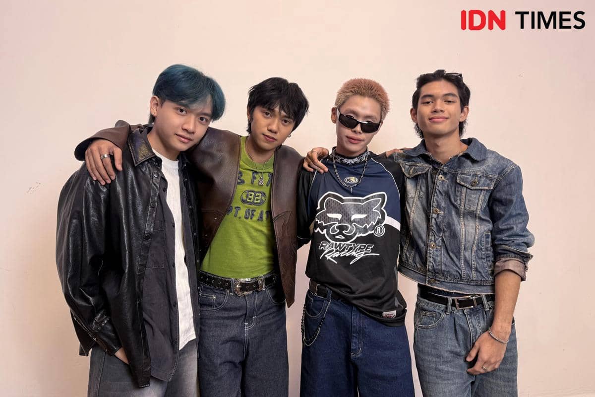 Potret para personel boyband SEEN dalam dokumentasi yang dikreditkan kepada IDN Times oleh Elizabeth Chiquita.
