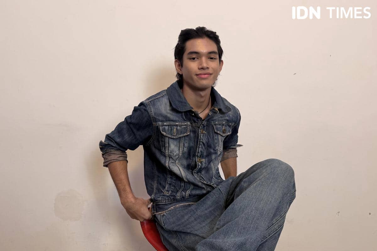 Boyband SEEN yang didokumentasikan oleh Elizabeth Chiquita untuk IDN Times dalam sebuah potret grup bersama.
