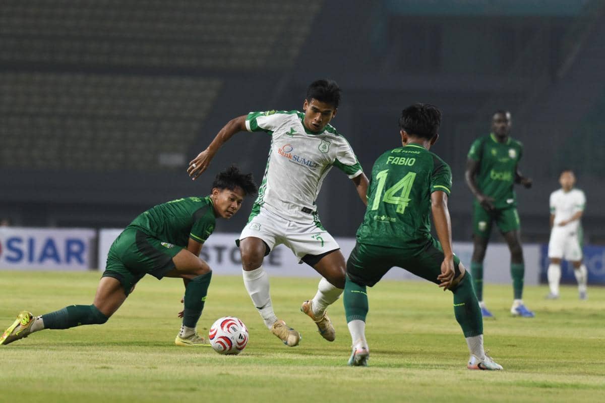Pemain PSMS Irfan Jauhari menghadapi Adhyaksa Bekasi di Stadion Patriot Chandrabaga pada laga malam.