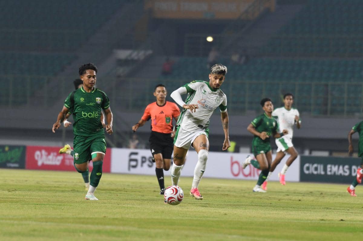 Pemain PSMS Phillerson Silva beraksi saat menghadapi Adhyaksa Bekasi di Stadion Patriot Chandrabaga pada malam hari