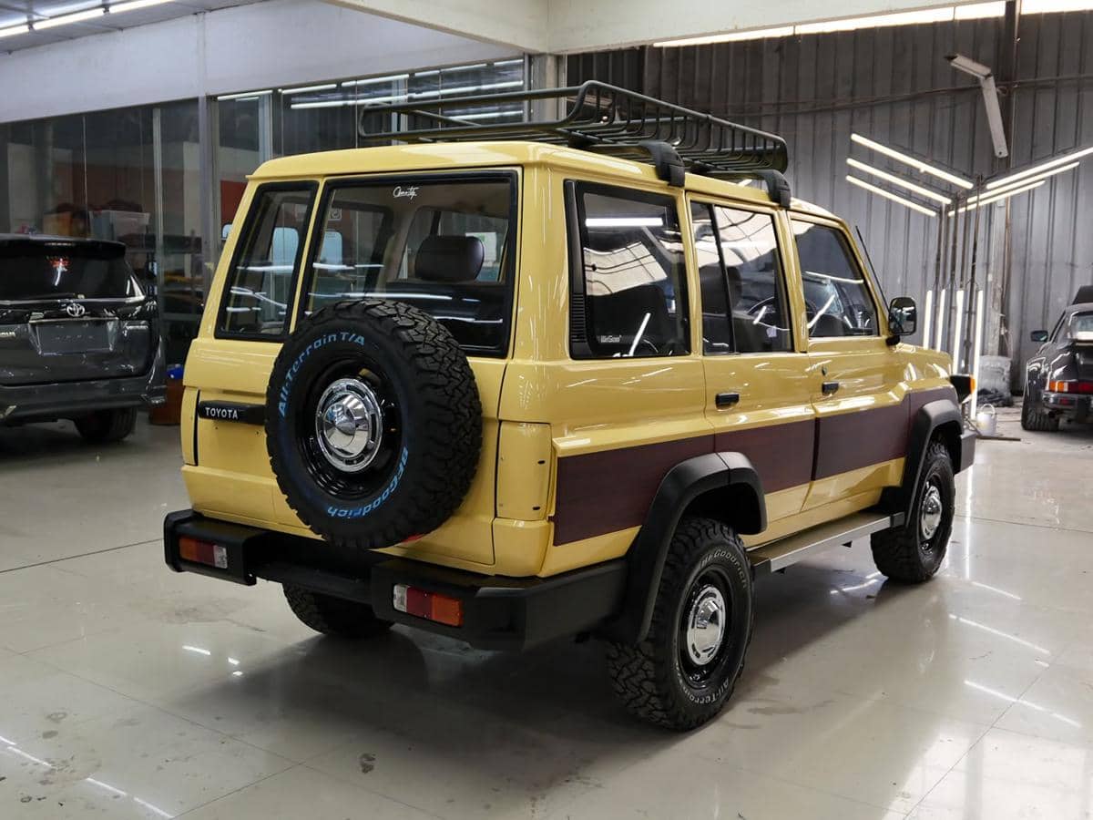 Eksterior Toyota Kijang modifikasi bergaya SUV dengan desain terinspirasi dari lini Toyota Land Cruiser.