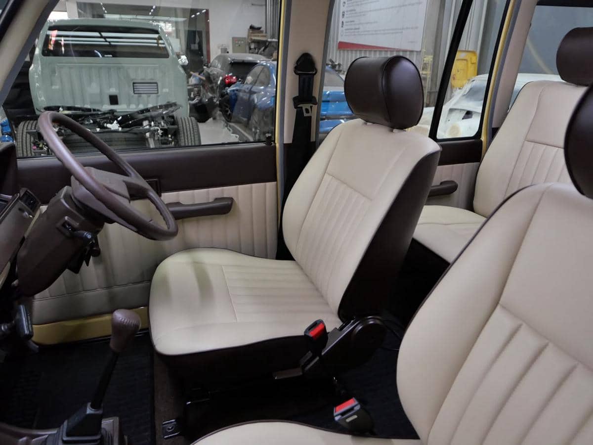 Interior Kijang Rover dengan kabin bernuansa elegan dan berkelas, memadukan jok serta detail trim yang telah dimodifikasi.