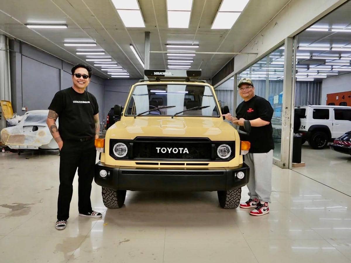 Gofar Hilman dan Andre Mulyadi berpose bersama Kijang Rover 1991 dalam rangka acara IMX 2026.