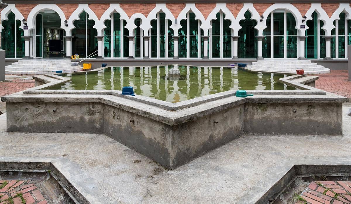 Area bak wudu perempuan berlapis ubin dengan deretan keran yang bersih dan tertata di dalam Masjid Jamek.