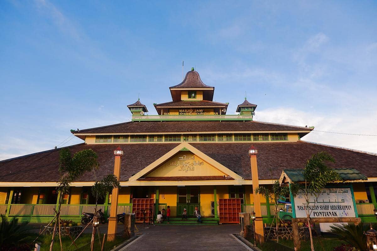 Pemandangan pintu masuk dan atap Masjid Jami Pontianak.