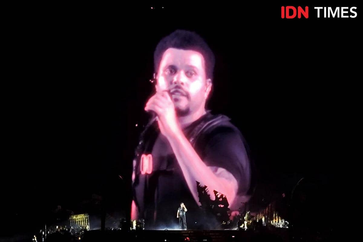Momen Memorable Konser The Weeknd Jakarta: Kefiyeh-Patung Emas Curi Sorotan