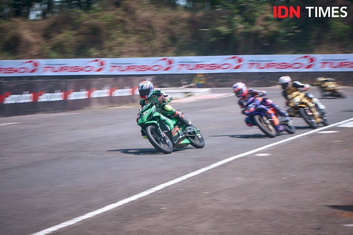 Pembalap tampil beradu kecepatan di Final Pertamax Turbo MotoPrix 2026 Semarang, Minggu (27/9/2026). (IDN Times/Dhana Kencana)