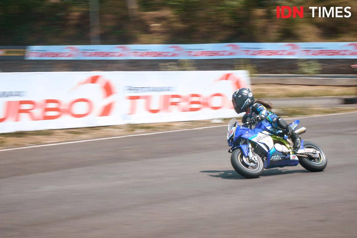 Pembalap tampil beradu kecepatan di Final Pertamax Turbo MotoPrix 2026 Semarang, Minggu (27/9/2026). (IDN Times/Dhana Kencana)